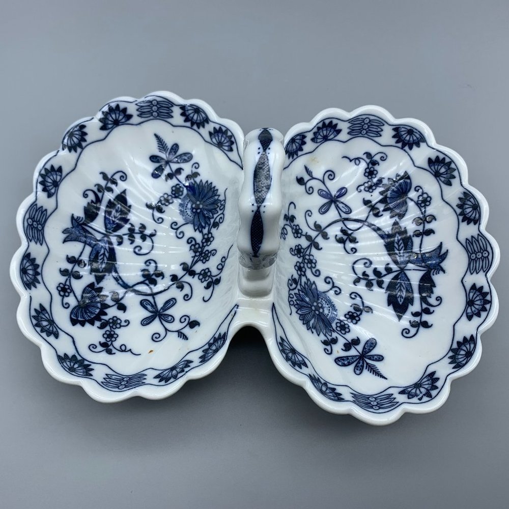 Vienna Woods Double Scalloped Clamshell Dish with Handle Blue Onion Design